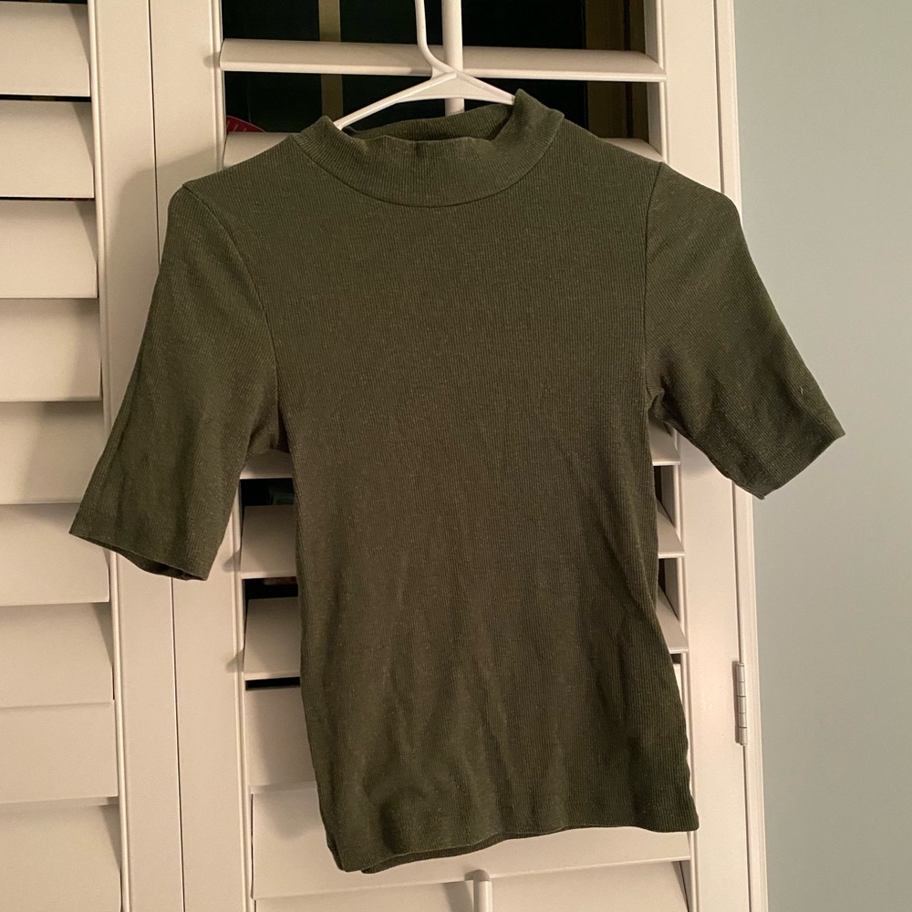 divided green short sleeve ribbed shirt